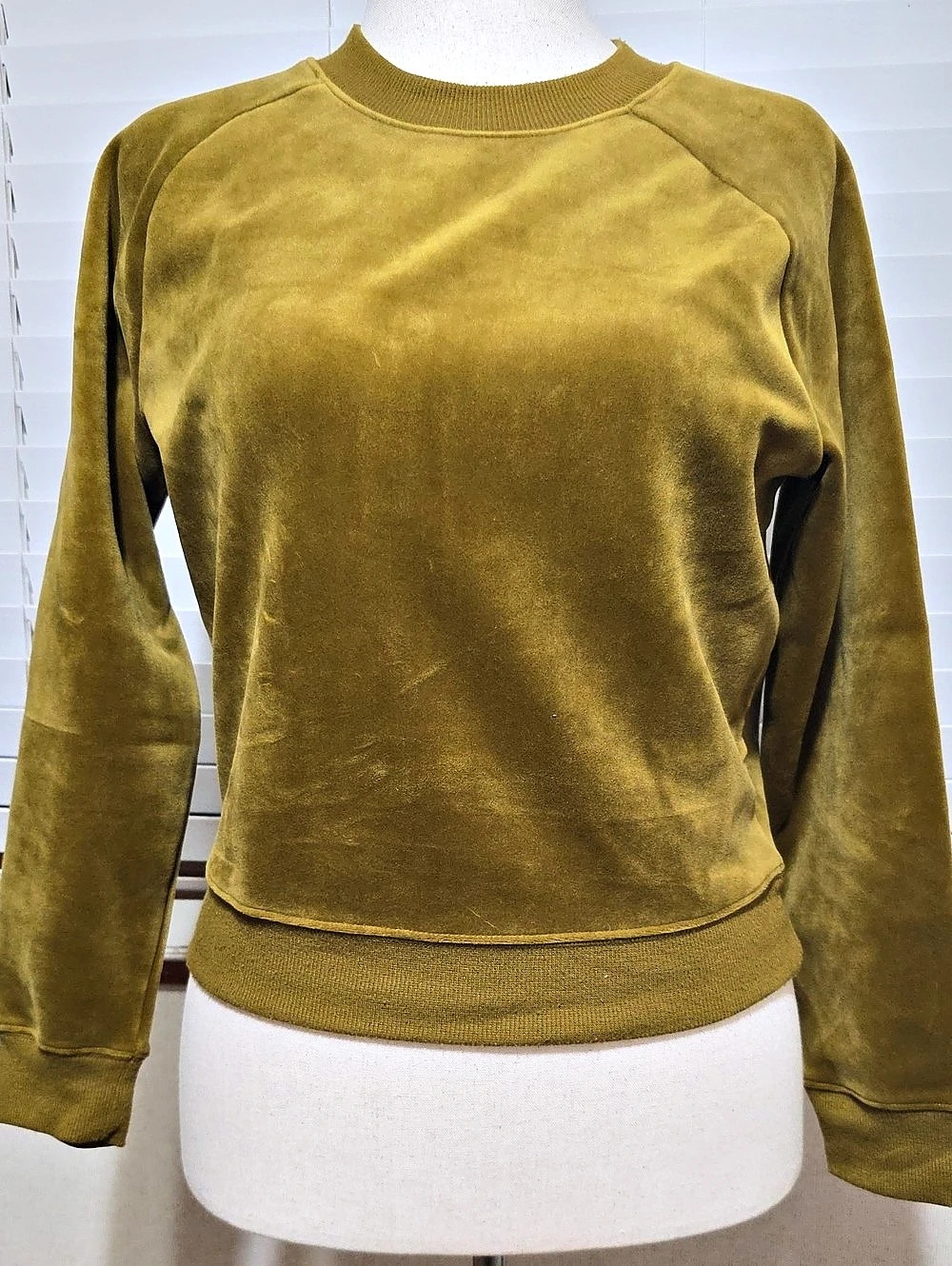 a new day Velvet Crewneck Sweatshirt Size Small